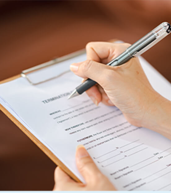 ヒアリングをしてアンケート用紙に記入している様子